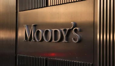 Moody’s: Δεν αναβάθμισε το ελληνικό αξιόχρεο – Παραμένει εκτός επενδυτικής βαθμίδας η ελληνική οικονομία (upd)