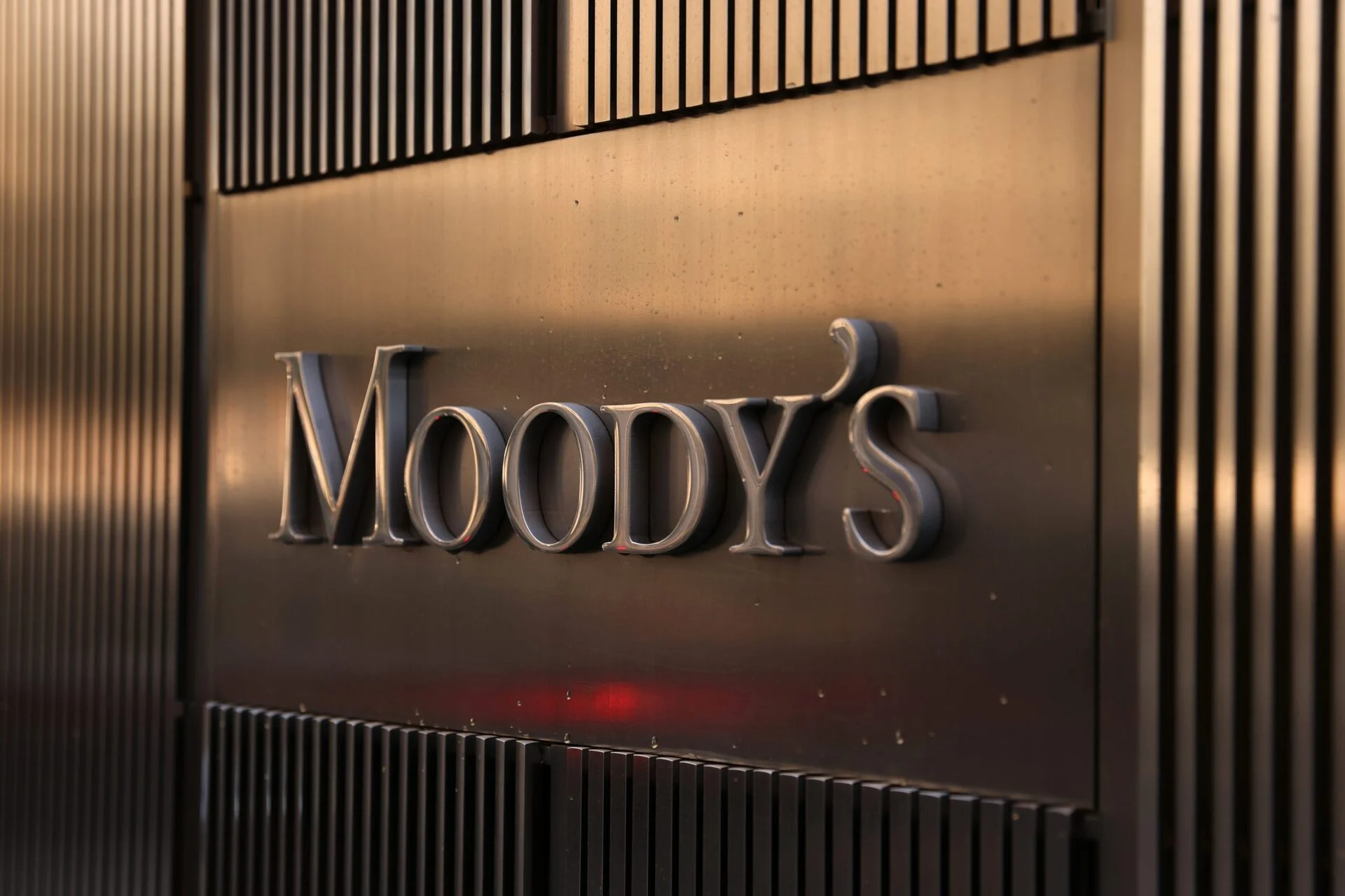 Moody’s: Δεν αναβάθμισε το ελληνικό αξιόχρεο – Παραμένει εκτός επενδυτικής βαθμίδας η ελληνική οικονομία (upd)