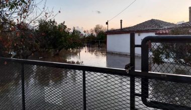 Προβλήματα από την κακοκαιρία στην Κομοτηνή: Πλημμύρισαν οι δρόμοι – Κάτοικοι εγκλωβίστηκαν στα σπίτια τους