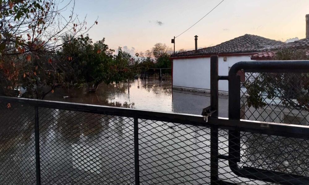 Προβλήματα από την κακοκαιρία στην Κομοτηνή: Πλημμύρισαν οι δρόμοι – Κάτοικοι εγκλωβίστηκαν στα σπίτια τους