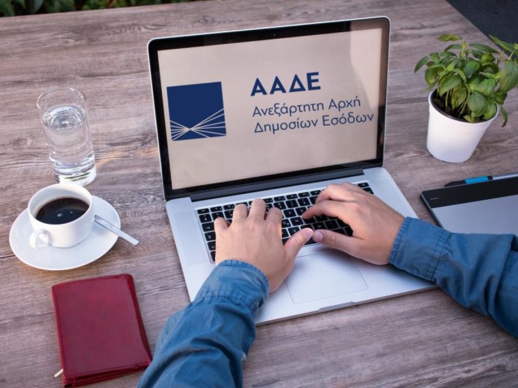 Η ΑΑΔΕ έστειλε e-mail… υπενθύμισης σε 50.000 επιχειρήσεις για τα POS και τις ταμειακές μηχανές