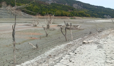 Άρτα: Η ξηρασία αποκάλυψε βυθισμένο οικισμό στην τεχνητή λίμνη του Πουρναρίου (φώτο)