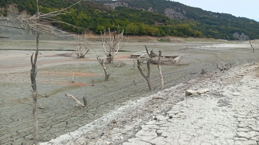 Άρτα: Η ξηρασία αποκάλυψε βυθισμένο οικισμό στην τεχνητή λίμνη του Πουρναρίου (φώτο)