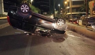 Σοβαρό τροχαίο στο Κουκάκι – Αυτοκίνητο αναποδογύρισε πάνω σε γέφυρα στην Καλλιρόης