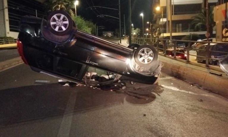 Σοβαρό τροχαίο στο Κουκάκι – Αυτοκίνητο αναποδογύρισε πάνω σε γέφυρα στην Καλλιρόης