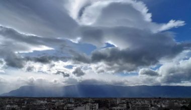 Καιρός: Συννεφιασμένος με τοπικές βροχές και πτώση της θερμοκρασίας σήμερα