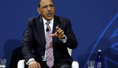 Νίγηρας: Να αφεθεί ελεύθερος ο ανατραπείς πρόεδρος Μπαζούμ καλούν περίπου 30 προσωπικότητες