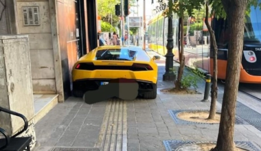 Πειραιάς: Πάρκαρε την Lamborghini του πάνω σε πεζοδρόμιο και διάδρομο τυφλών (φώτο)