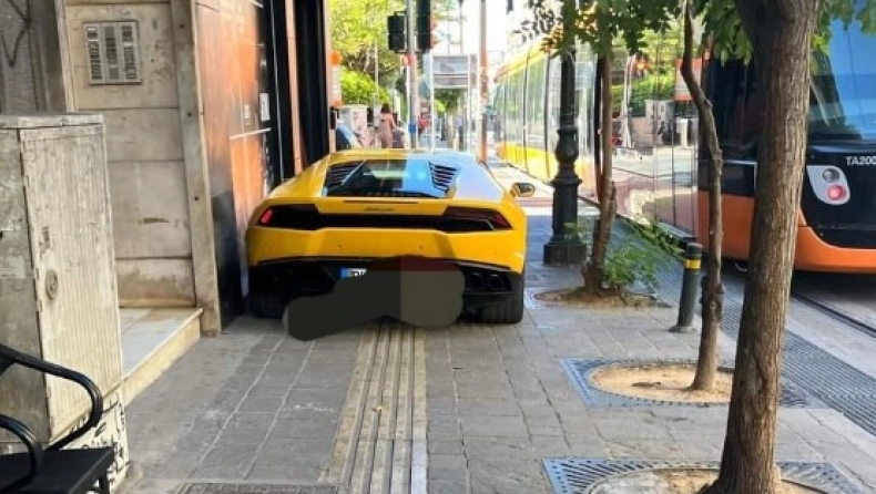 Πειραιάς: Πάρκαρε την Lamborghini του πάνω σε πεζοδρόμιο και διάδρομο τυφλών (φώτο)