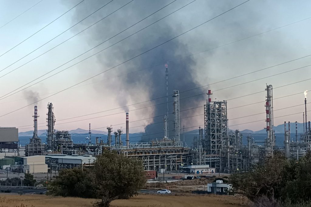 Σε ύφεση η φωτιά στις εγκαταστάσεις των παλαιών διυλιστηρίων της Motor Oil στους Αγίους Θεοδώρους