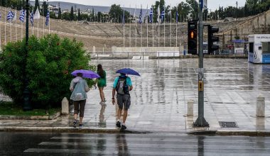 Βροχόπτωση στο κέντρο της Αθήνας – Προβλήματα στους δρόμους