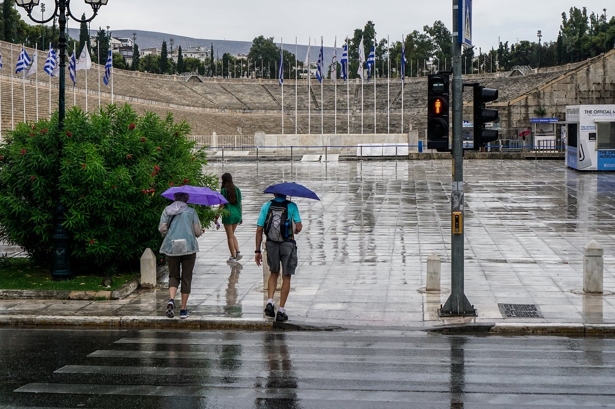 Βροχόπτωση στο κέντρο της Αθήνας – Προβλήματα στους δρόμους