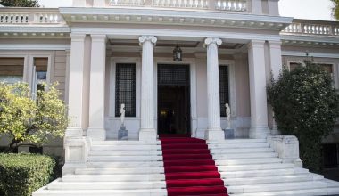 Μετά το σάλο το Μέγαρο Μαξίμου… ενοχλήθηκε με τις διαστάσεις που πήρε το θέμα για τα χαλιά του υπουργείου Τουρισμού