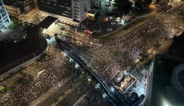 Ισραήλ: Χιλιάδες πολίτες βγήκαν στους δρόμους του Τελ Αβίβ και ζήτησαν συμφωνία για την επιστροφή των ομήρων (φώτο)