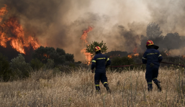 Φωτιά μέσα στον οικισμό της κοινότητας Γκραίκα στην Αιγιάλεια