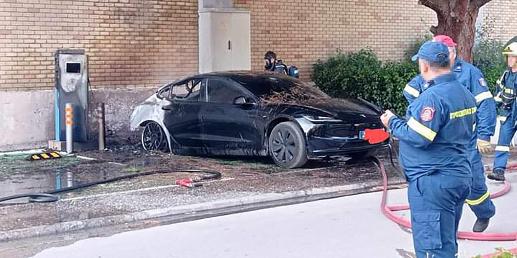 Tesla άρπαξε φωτιά την ώρα που φόρτιζε στην Αγία Παρασκευή (βίντεο)