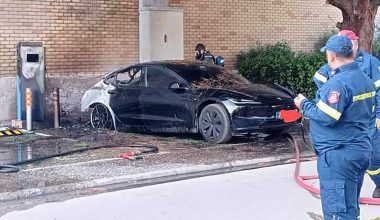 Tesla άρπαξε φωτιά την ώρα που φόρτιζε στην Αγία Παρασκευή (βίντεο)