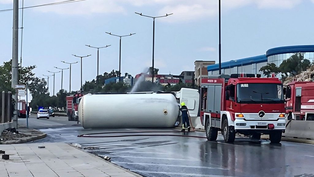 Ανατροπή βυτιοφόρου: Αποκαταστάθηκε η κυκλοφορία στη λεωφόρο Σχιστού