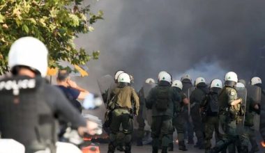 Σοβαρά επεισόδια στο ματς Κορωπί-Αχαρναϊκός για την Α’ κατηγορία τοπικού – Μαχαιρώθηκε 20χρονος οπαδός