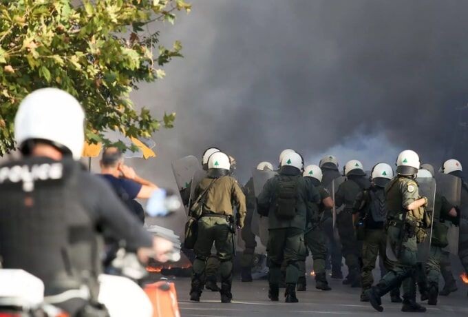 Σοβαρά επεισόδια στο ματς Κορωπί-Αχαρναϊκός για την Α’ κατηγορία τοπικού – Μαχαιρώθηκε 20χρονος οπαδός