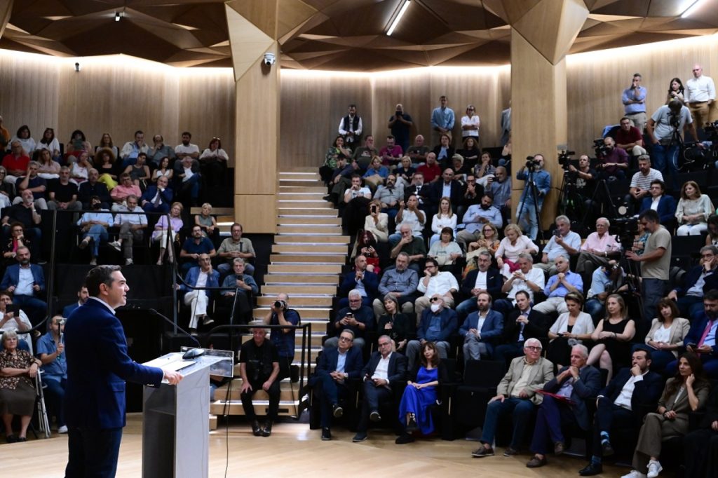 Με «καρφιά» για Σ.Κασσελάκη ο Α.Τσίπρας που πήγε να πάρει βραβείο για τι Πρέσπες – Η διαμαρτυρία του ΝΙΚΗ