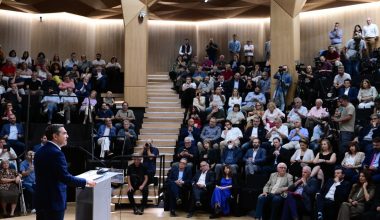 Με «καρφιά» για Σ.Κασσελάκη ο Α.Τσίπρας που πήγε να πάρει βραβείο για τι Πρέσπες – Η διαμαρτυρία του ΝΙΚΗ