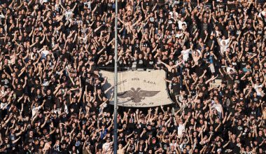 Γαλατασαράι – ΠΑΟΚ: Οι Τούρκοι αστυνομικοί πήραν τις σημαίες της Ελλάδας και της Μακεδονίας!