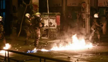 Εξέγερση κατά της έννομης τάξης στον Άγιο Παντελεήμονα από αλλοδαπούς – Υποδαυλίζουν την βία ακροαριστερές οργανώσεις