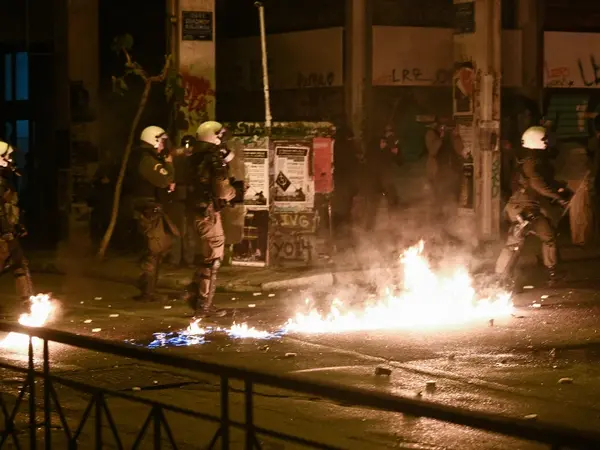 Εξέγερση κατά της έννομης τάξης στον Άγιο Παντελεήμονα από αλλοδαπούς – Υποδαυλίζουν την βία ακροαριστερές οργανώσεις