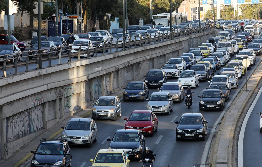 Αυξημένη η κίνηση στους δρόμους της Αττικής – Πού εντοπίζονται τα μεγαλύτερα προβλήματα (χάρτης)