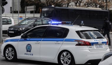 Ομάδα ανηλίκων χτύπησε και λήστεψε έναν 23χρονο στην Ερμού