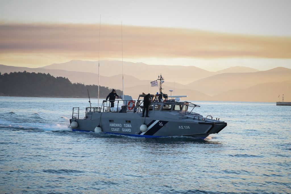 Το Λιμενικό εμπόδισε 66 παράνομους μετανάστες και 4 δουλεμπόρους να πάνε στην Ιταλία και τους έφερε στην Ελλάδα!