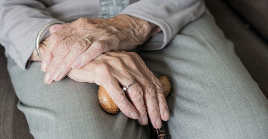 Απάτη σε βάρος ηλικιωμένης στον Πύργο-Της απέσπασαν λίρες και χρυσά κοσμήματα