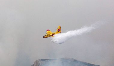 Φωτιά στο Ξυλόκαστρο – Επιχειρούν και εναέρια μέσα