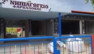 Σχολεία εργοτάξια στην Φαρκαδόνα – «Αναγκάστηκα να μετακομίσω» καταγγέλλει μητέρα