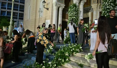 Θ.Γλύξμπουργκ και Μ.Κουμάρ: Κόσμος έσπευσε να πάρει τα λουλούδια της νυφικής διακόσμησης μετά τον γάμο – Δείτε φωτογραφίες 