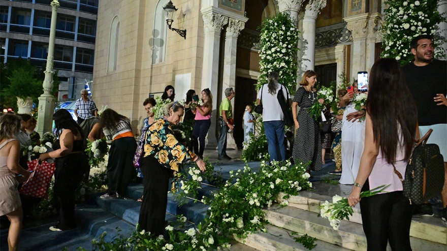 Θ.Γλύξμπουργκ και Μ.Κουμάρ: Κόσμος έσπευσε να πάρει τα λουλούδια της νυφικής διακόσμησης μετά τον γάμο – Δείτε φωτογραφίες 