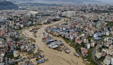 Νεπάλ: Περισσότεροι από 100 οι νεκροί από τις καταστροφικές πλημμύρες (βίντεο)