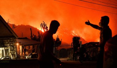 Φωτιά στο Ξυλόκαστρο: Οι δύο άνδρες που απανθρακώθηκαν πήγαν να σώσουν φίλο τους που κινδύνευε