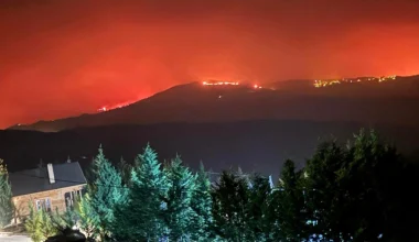 Μαίνεται η φωτιά στην Κορινθία: Στα 32 χλμ. το πύρινο μέτωπο – Έκλεισε η Κορίνθου – Πατρών στο ύψος του Δερβενίου