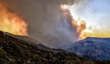 Μαίνεται η φωτιά στην Κορινθία: «Υπάρχουν πολλές ενεργές εστίες» λέει ο δήμαρχος Ξυλοκάστρου