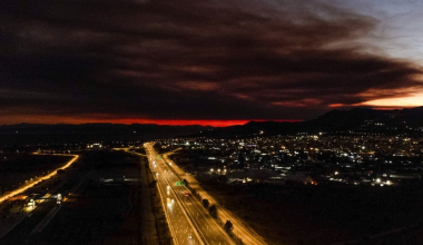 Ορατός και από την Αττική ο καπνός από τη μεγάλη φωτιά που καίει στο Ξυλόκαστρο (φώτο)