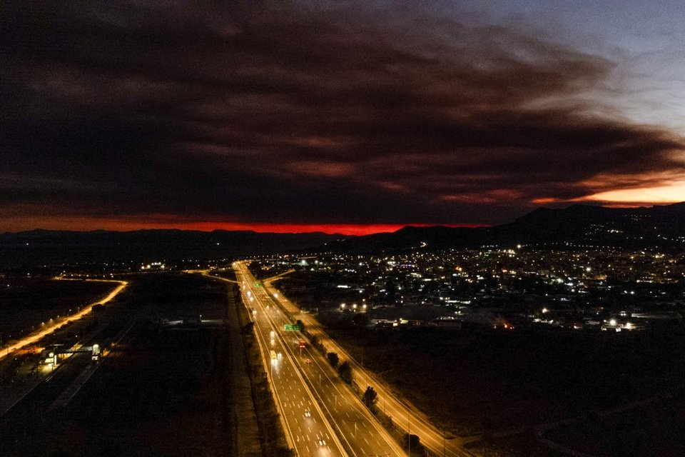 Ορατός και από την Αττική ο καπνός από τη μεγάλη φωτιά που καίει στο Ξυλόκαστρο (φώτο)