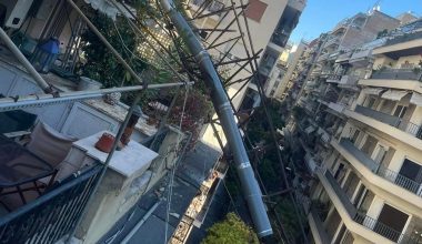 Θεσσαλονίκη: Προβλήματα από τους ισχυρούς ανέμους – Φουγάρο οικοδομής έσπασε και έπεσε σε τραπεζοκαθίσματα