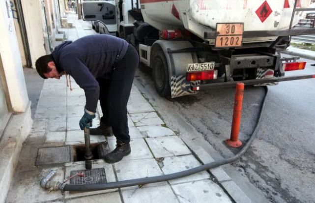 «Πέφτει» κι άλλο η τιμή των καυσίμων- Μειώνεται έως και 30 λεπτά το λίτρο