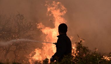 Για 4η μέρα συνεχίζει να καίει η φωτιά στην Κορινθία – Κλειστά τα σχολεία