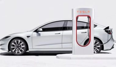 Γιατί η Tesla σταματά το βασικό πισωκίνητο Model 3 στις ΗΠΑ;