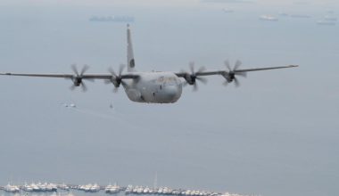 Το C-130 επιστρέφει από τον Λίβανο με 60 Έλληνες και Κύπριους πολίτες