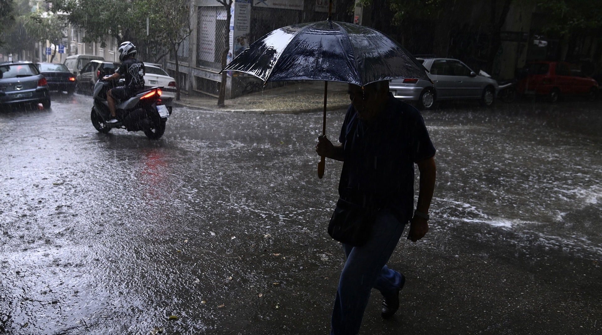 Καιρός: Βροχές και καταιγίδες στη δυτική Ελλάδα – Mικρή άνοδος της θερμοκρασίας