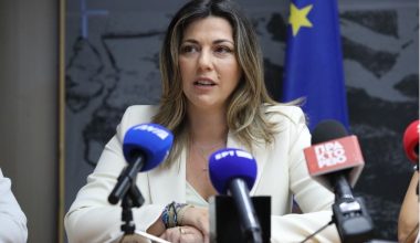 Ζαχαράκη: Στα 750 ευρώ από 375 τον μήνα το επίδομα αναδοχής για παιδιά με αναπηρία